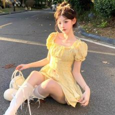 法式黄色收腰方领泡泡袖a字连衣裙子女夏季2026新款小个子蛋糕裙