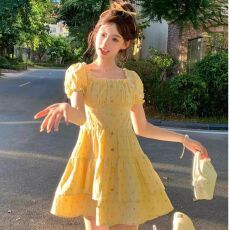 法式甜美方领泡泡袖波点连衣裙子女夏季2026新款收腰蛋糕蓬蓬短裙