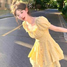 小个子黄色收腰方领泡泡袖a字连衣裙子女夏季2026新款法式蛋糕裙
