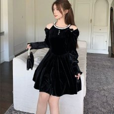 批发法式赫本风露肩挂脖<b class='q'>连衣裙</b>女2025丝绒生日礼服蝴蝶结纯欲风小黑裙