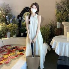 批发温柔风立体花朵挂脖连衣裙2026夏季新款度假风设计感小众<b class='q'>中长裙</b>女