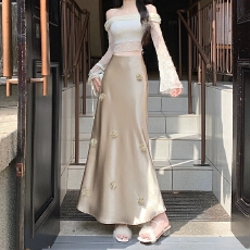 批发香槟色缎面<b class='q'>半身裙</b><b class='q'>女</b>2026新款春季设计感立体花朵气质修身包臀长<b class='q'>裙</b>