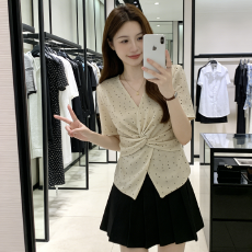 批发法式轻熟风V领扭结短袖T恤女2026夏季大码胖mm收腰气质不规则上衣