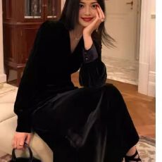 批发卓芝<b class='q'>赫本</b><b class='q'>风</b>气质褶皱V领连衣裙2025春季新款收腰显瘦长裙