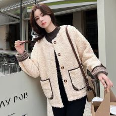 批发学院风休闲羊羔毛女冬2025年新款韩版宽松短款加绒加厚小香风<b class='q'>外套</b>