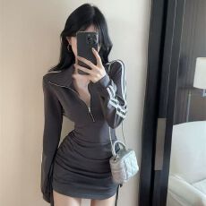 批发港风高级小众polo领拉链长袖连衣裙女运动风辣妹褶皱修身包臀裙