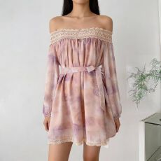 批发2025夏季浪漫粉色一字肩抹胸<b class='q'>雪纺</b>印花<b class='q'>连衣裙</b>收腰蕾丝灯笼袖短裙子