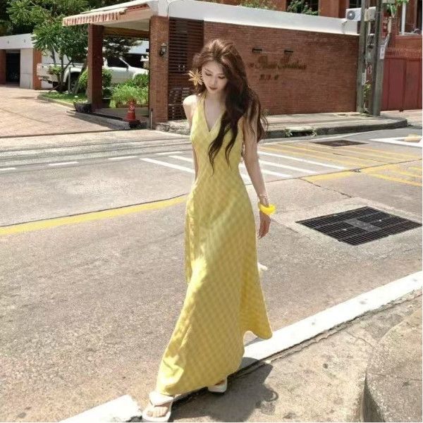 프랑스식 슬립 황색 드레스 여름 2026 체크무늬 품격 새로운 디자인 슬림해 보이는 휴가 중간 길이 스커트 치마