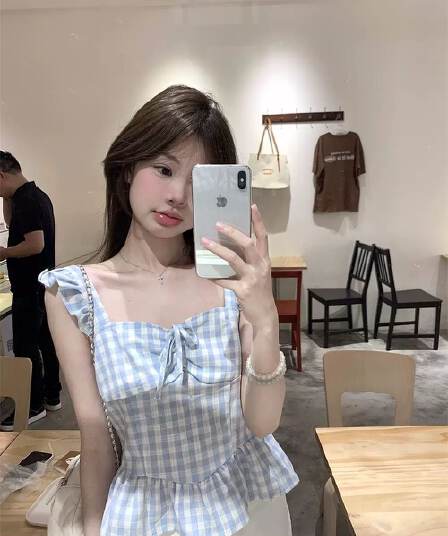 파란색 체크무늬 작은 날다 소매 조끼 2026 여름 새로운 레이스업 순수한 욕망 바람 프릴 몸매 가꾸기 슬림해 보이는 맨위