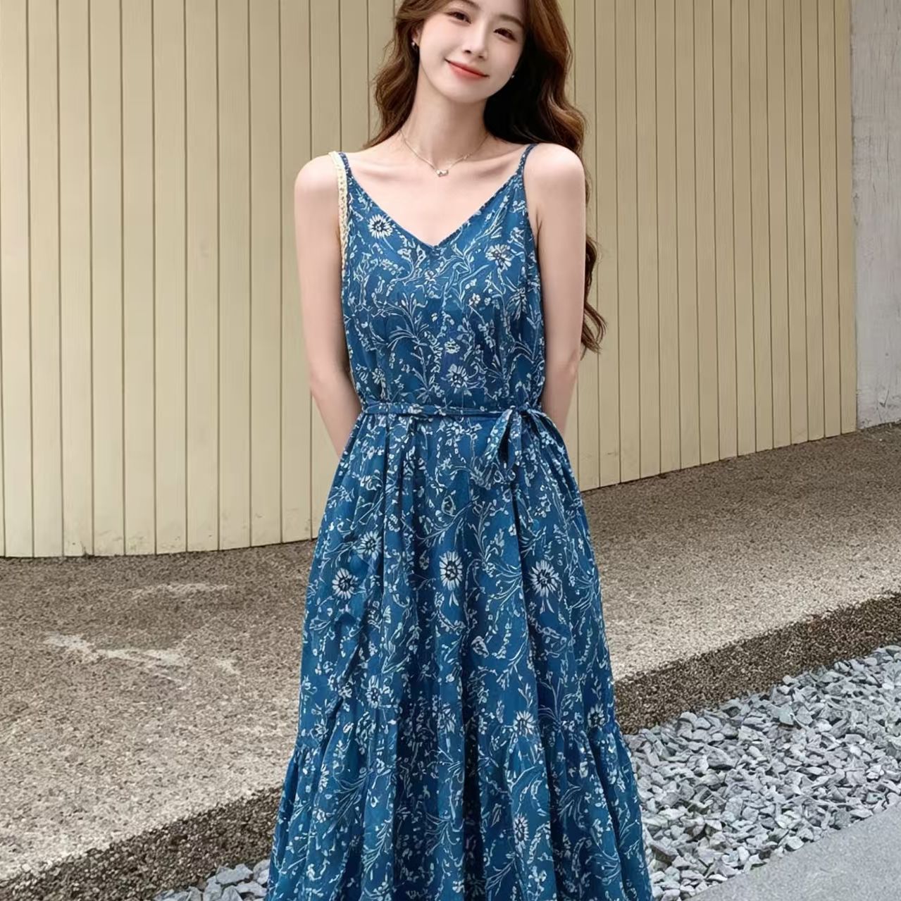 느긋한 바람 파란색 슬립 꽃무늬 드레스 여자 2026 여름 새로운 휴가 바람 아름다운 작은 치마
