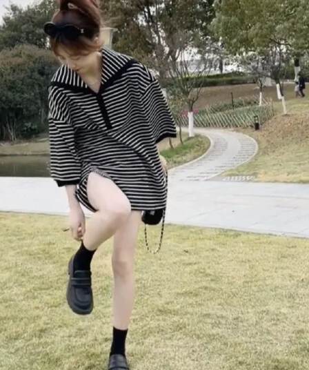 슈퍼 빅 사이즈 300 근 한국 스타일 느긋한 품격 2026 여름 새로운 해군 칼라 루즈핏 흑백 줄무늬 슬림해 보이는 맨위