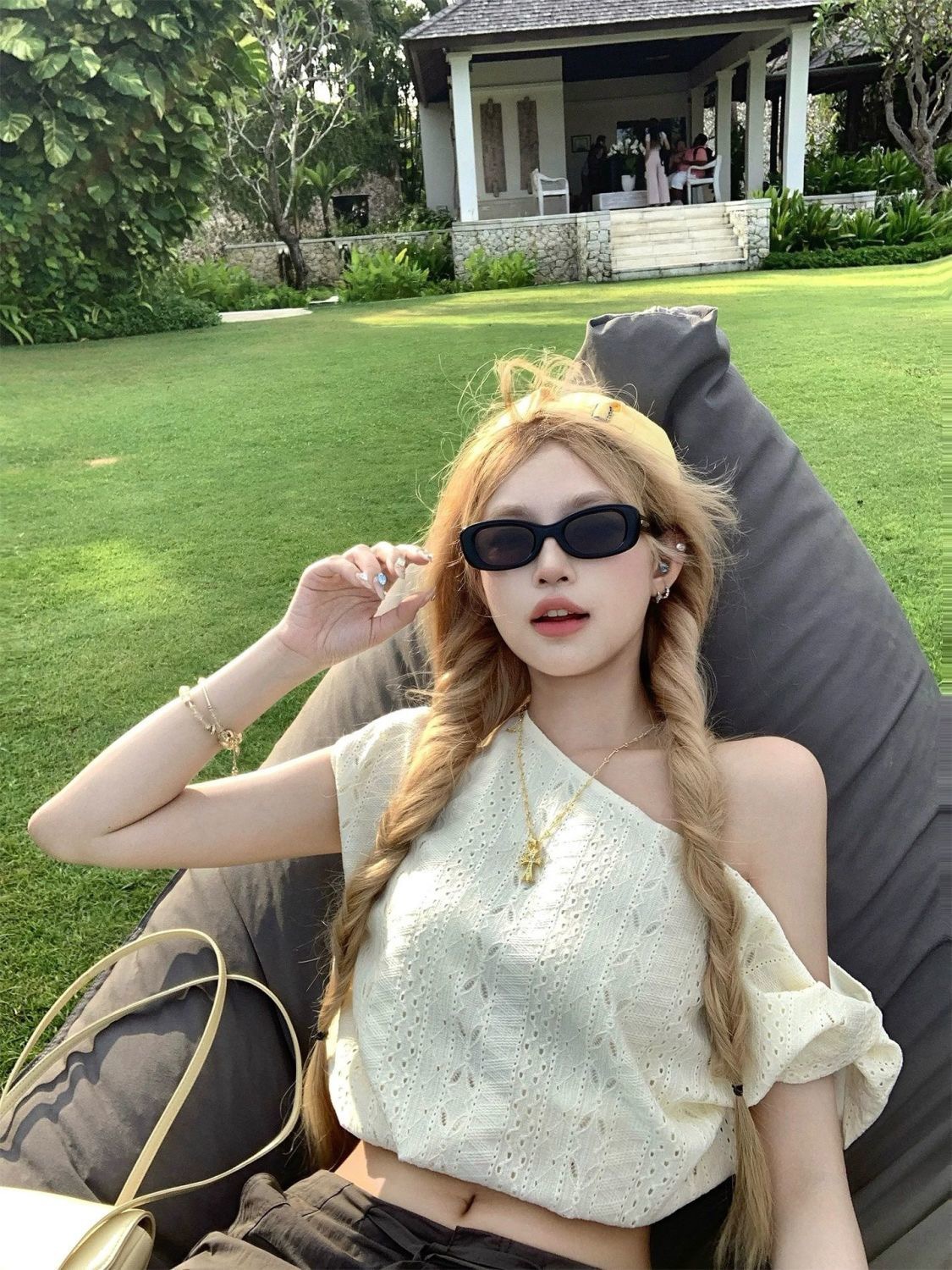 로진 화이트 전갈 자카드 자수 비틀림 비스듬한 어깨 반팔 티셔츠 여성 여름 디자인 센스 오프숄더 맨위