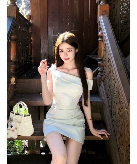프랑스식 품격 비스듬한 어깨 천 금빛 바람 착용 가져 가라. 디자인 센스 오프숄더 슬림해 보이는 한 마디 꼬집기 허리 드레스 여름
