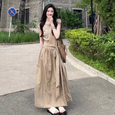 批发2026新款韩系高级感无袖背心卡其色连衣裙子女夏绑带收腰显瘦长裙