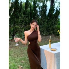 批发原版有配饰性感单肩<b class='q'>连衣裙</b>女夏季新款高级感修身长裙褶皱设计