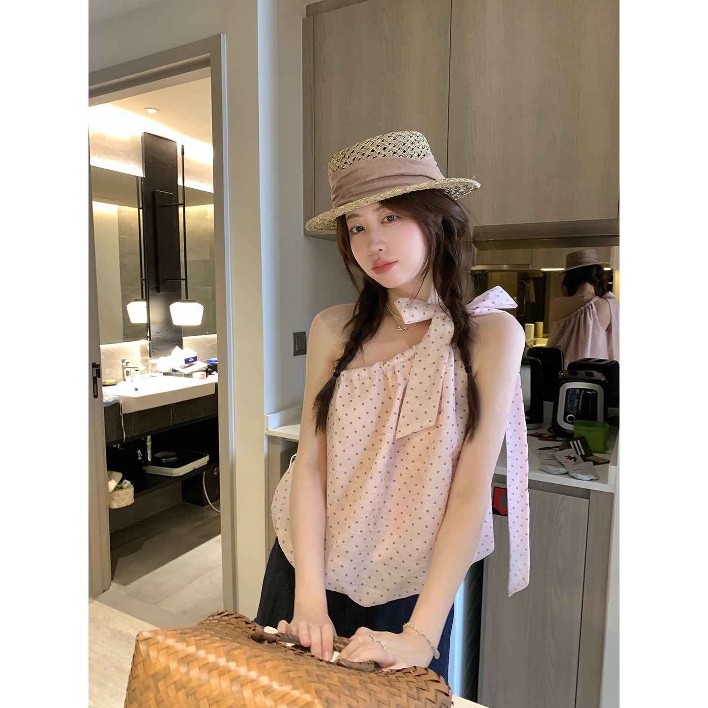 원본 자카드 핑크색 비스듬한 어깨 레이스업 캐미솔 여름 외출용 슬림해 보이는 오프숄더 민소매 꽃밭 맨위