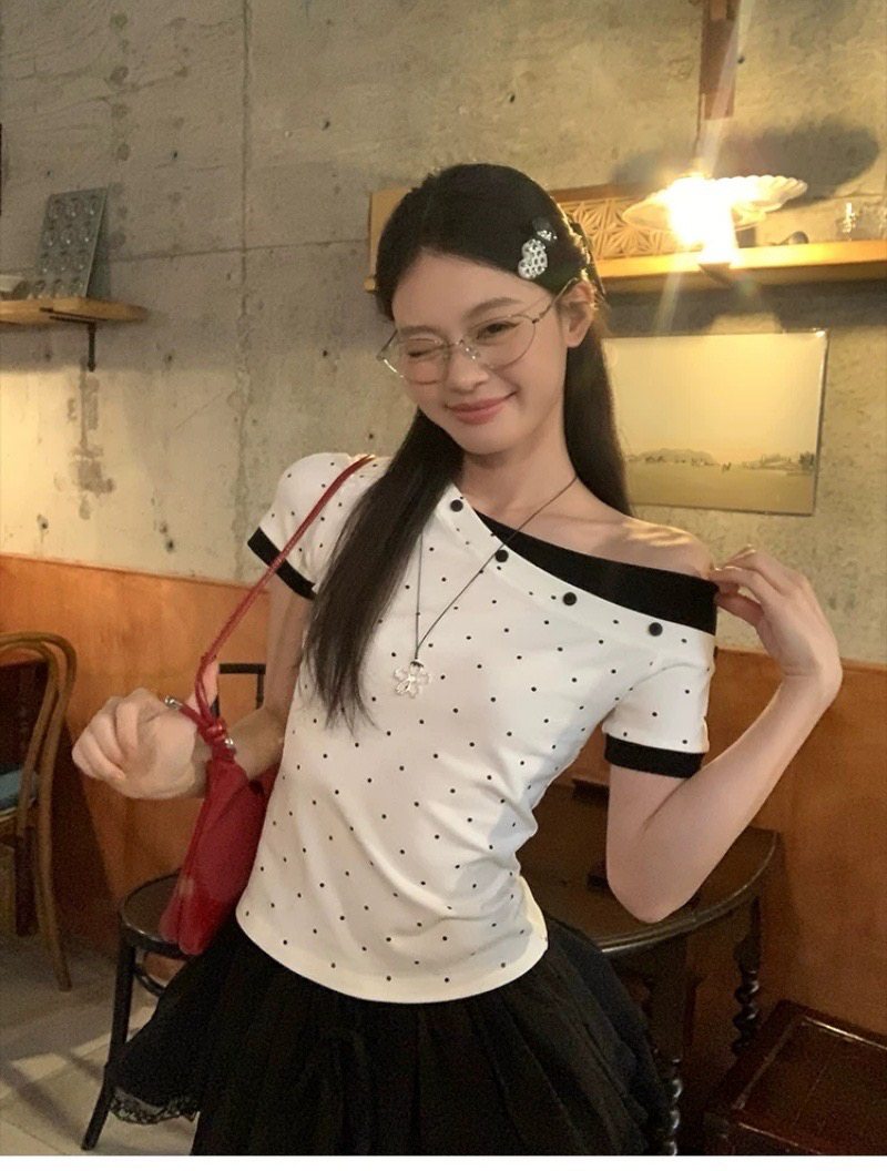 사람들 면 260 그램 도트 무늬 페이크 레이어드 오프숄더 비스듬한 어깨 반팔 티셔츠 여성 여름 2026 새로운 몸매 가꾸기 맨위