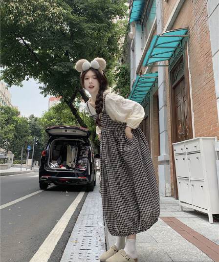 가을 2026 문예 작은 청신 여성 드레스 새로운 체크무늬 디자인 센스 루즈핏 하이웨이스트 중간 길이 멜빵 스커트
