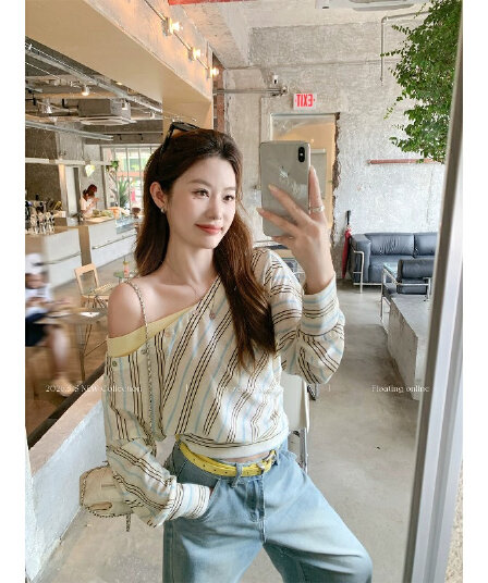 한 번 작은 짭짤한 배색 스트라이프 비스듬한 어깨 긴팔 티셔츠 여성 조기 가을 디자인 센스 쇼트 스타일 허리 수축 슬림해 보이는 오프숄더 맨위