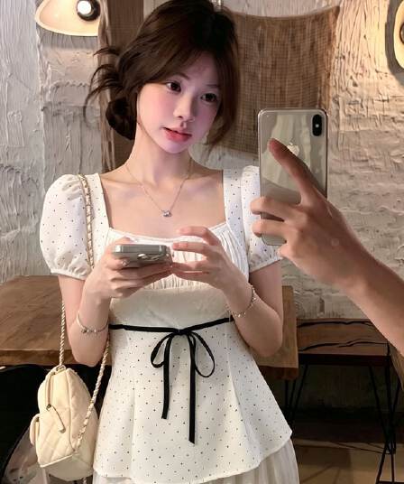 도트 무늬 광장 칼라 티셔츠 여성 여름 디자인 센스 슬림해 보이는 달콤한 스타일 거품 소매 스트랩 몸매 가꾸기 반팔 허리 수축 맨위