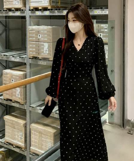 프랑스식 검정색 V넥 도트 무늬 드레스 여성 의류 봄 가을 고급 센스 품격 허리 수축 슬림해 보이는 연령 감소 무릎 아래 롱 스커트