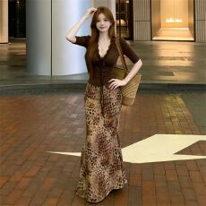 批发2026复古两件套女夏季蕾丝V领绑带收腰短袖上衣+豹纹半身长裙套装