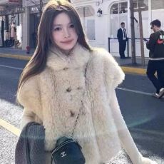 批发2026秋冬季仿毛<b class='q'>皮毛</b><b class='q'>一体</b>短袖翻领马甲半卷小斗篷皮草叠穿短款外套