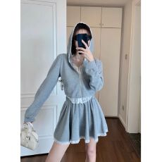 批发<b class='q'>假两件</b>蕾丝连帽卫衣外套女2026新款早秋高腰防走光半身短裙两件套