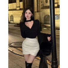 纯欲交叉V领镂空挂脖长袖T恤女显瘦磨毛加绒上衣+皮裙