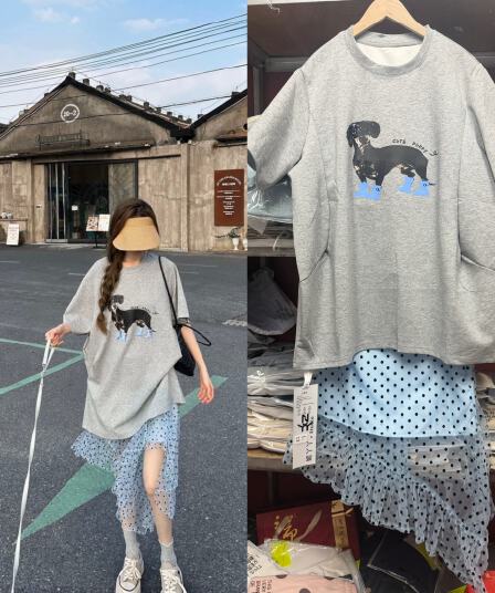 특히 니켈 니켈 회색 색조 디자인 센스 강아지 프린트 반팔 루즈핏 라운드 넥 티셔츠 중간 길이 불규칙 블루 반 스커트