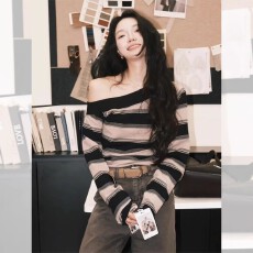 批发2025新款春装独特绝美辣妹上衣设计感小众斜肩领黑灰<b class='q'>条纹</b>长袖t恤