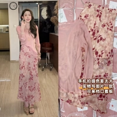 批发度假旅游风简约防晒圆领<b class='q'>长袖</b>衬衫＋印花粉色底粉红花半身裙  套装