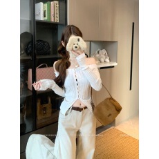 批发实拍 辣妹一字肩长袖修身<b class='q'>针织衫</b>女设计感小众白色露肩<b class='q'>短款</b>上衣