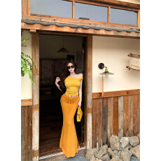 批发实拍 斜肩短款扭结设计感上衣女<b class='q'>条纹</b>包臀半身裙套装