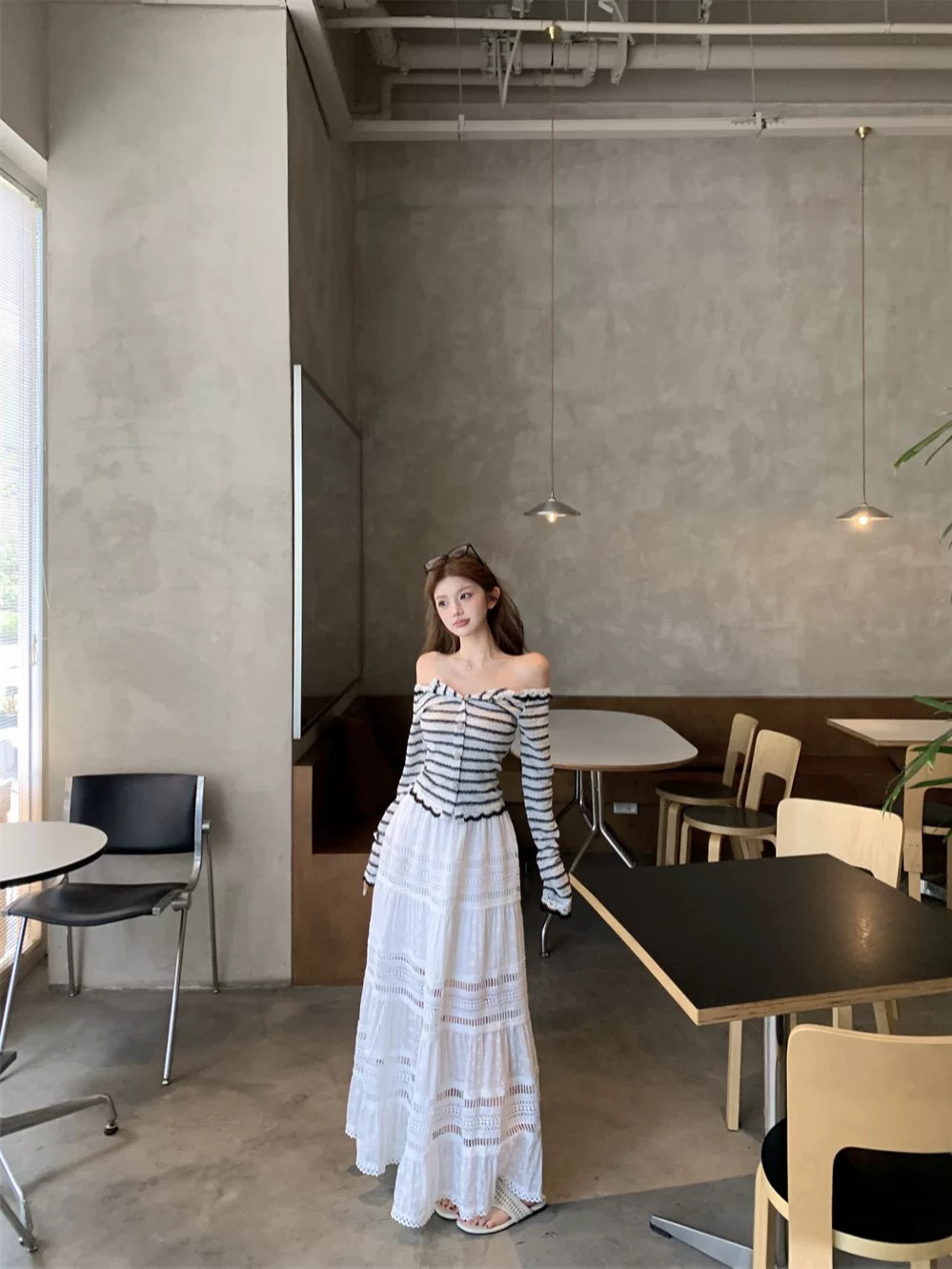 kumikumi 디자인 센스 오프숄더 스트라이프 긴팔 티셔츠 여성 의류 봄 슬림해 보이는 화이트 반신 스커트 투피스 세트