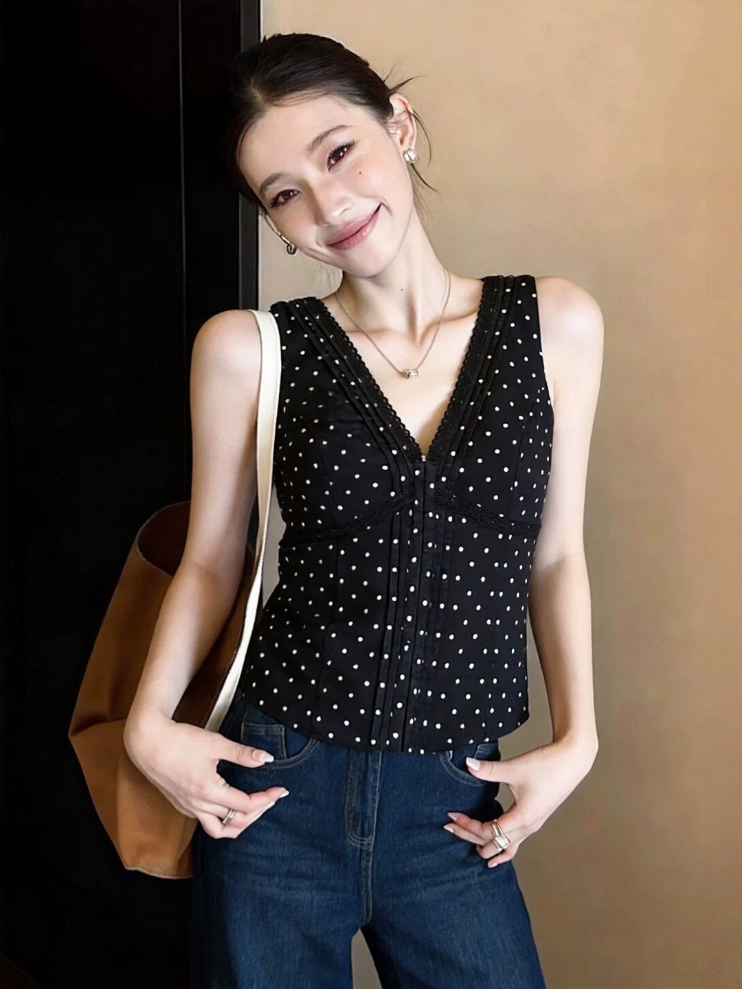 검정색 V넥 도트 무늬 허리 수축 조끼 슬립 2026 여름 프랑스식 레트로 작은 대중 아니요 명중 섹션 고급 맨위 여성