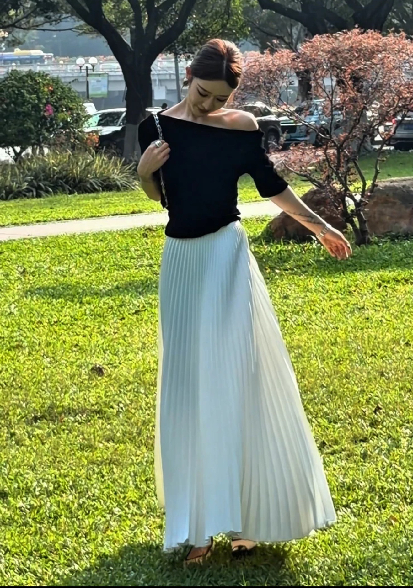 제인 제인 홈 오프숄더 비스듬한 어깨 반팔 품격 새틴 하이웨이스트 다용도 도루 센스 슬림해 보이는 플리츠 반신 치마 세트