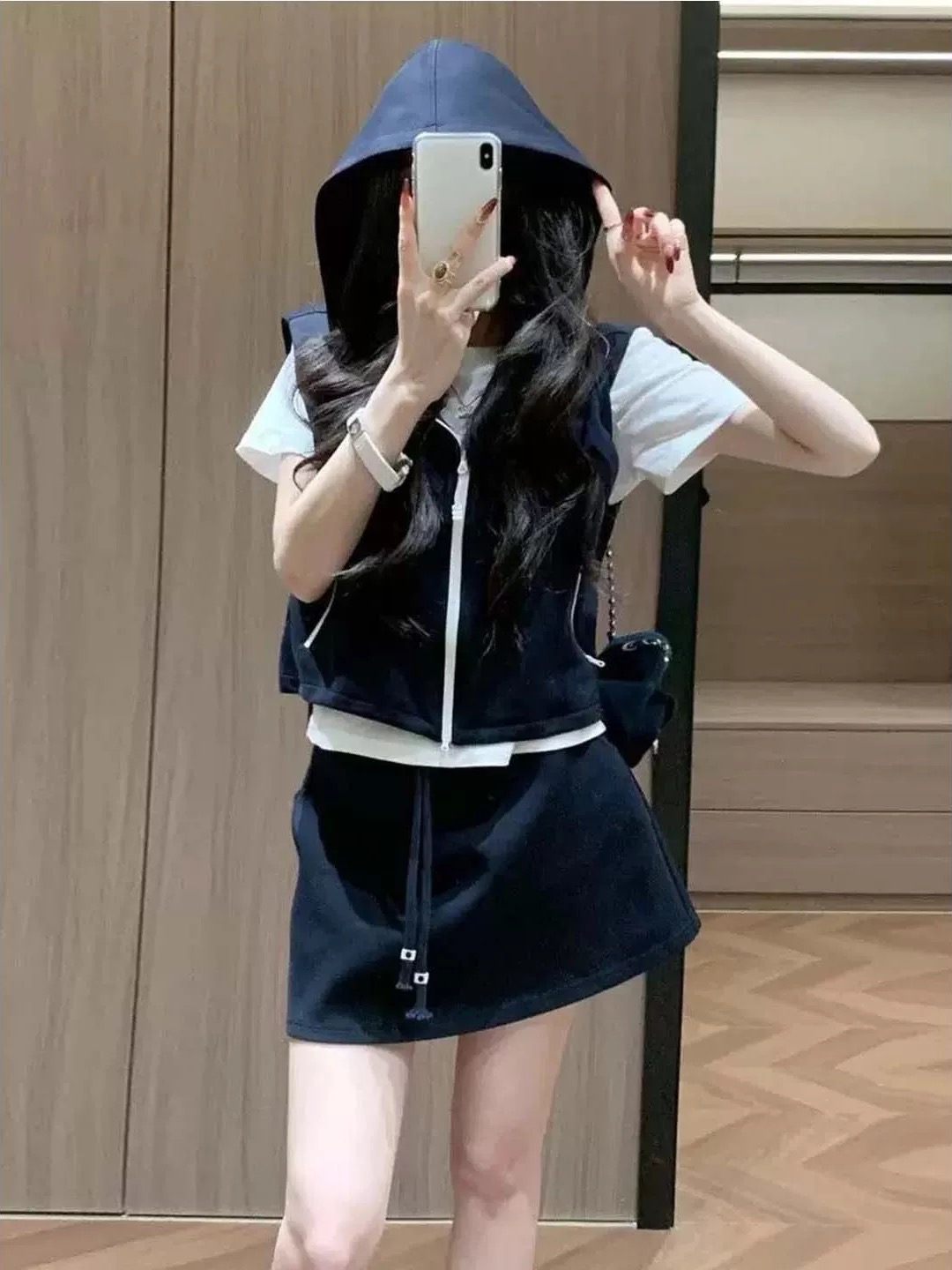 xu2026 여름 새로운 패션 반팔 티셔츠 후드 베스트 미니 스커트 3종 세트 슬림해 보이는 캐주얼 스포츠 슈트