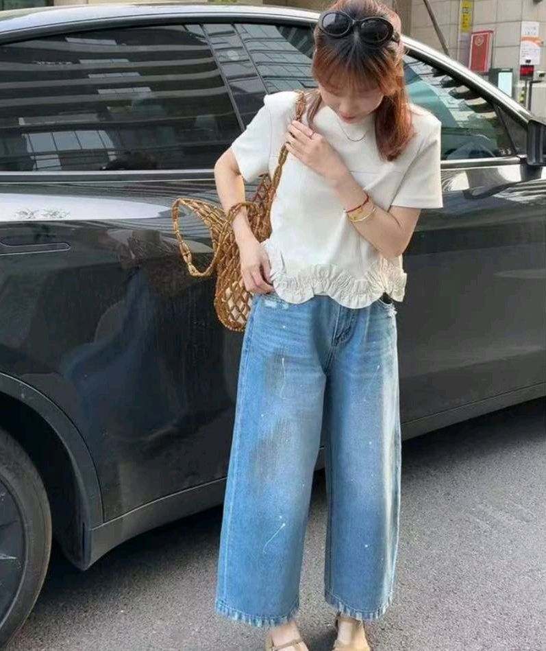 2026 품격 디자인 센스 밑단 프릴 슬림해 보이는 어깨 패드 반팔 티셔츠