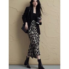 批发2026春季高级感穿搭一整套通勤<b class='q'>职业</b>风黑色西装上衣印花半裙套装