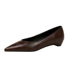 批发韩版风时尚低跟女鞋尖头浅口复古帕<b class='q'>纳</b><b class='q'>纹</b>一脚蹬职业坡跟单鞋女