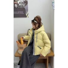 批发设计感羽绒服女短款2025年冬季新款洋气减龄小个子白鸭绒连帽外套