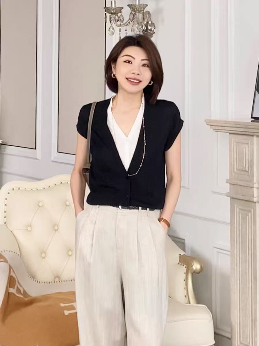 미니멀리즘 스타일 여름 새로운 페이크 레이어드 V넥 니트 여성 루즈핏 슬림해 보이는 연령 감소 다용도 맨위