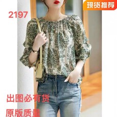 批发碎花一字领衬衫女七分袖新款夏季法式宽松露肩小衫<b class='q'>桑蚕丝</b><b class='q'>上衣</b>