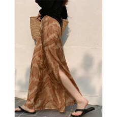 批发轻奢小众不撞款裙子温柔韩系气质小个子咖色印花开叉半身裙女夏季