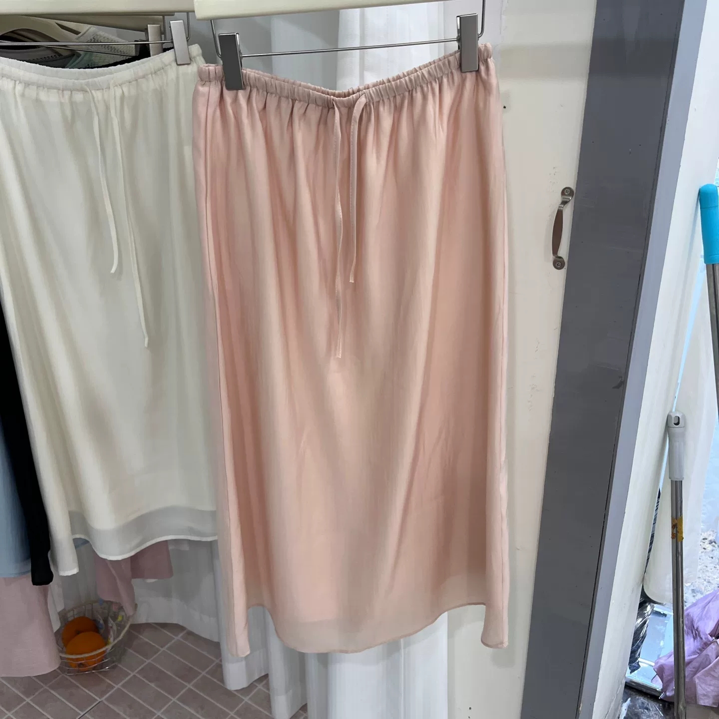 고급 센스 주간 실크 반신 스커트 여성 여름 2026 새로운 하이웨이스트 슬림해 보이는 스트레이트 치마 중간 길이 스커트 부드러운 바람 치마