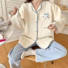 批发1121新款女春秋冬季纯棉长袖加厚夹层家居服卡通夹棉女士<b class='q'>睡衣</b>套装