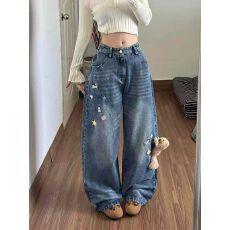 批发美式设计感小熊挂件牛仔裤女春季做旧水洗直筒裤复古垂感显瘦<b class='q'>裤子</b>