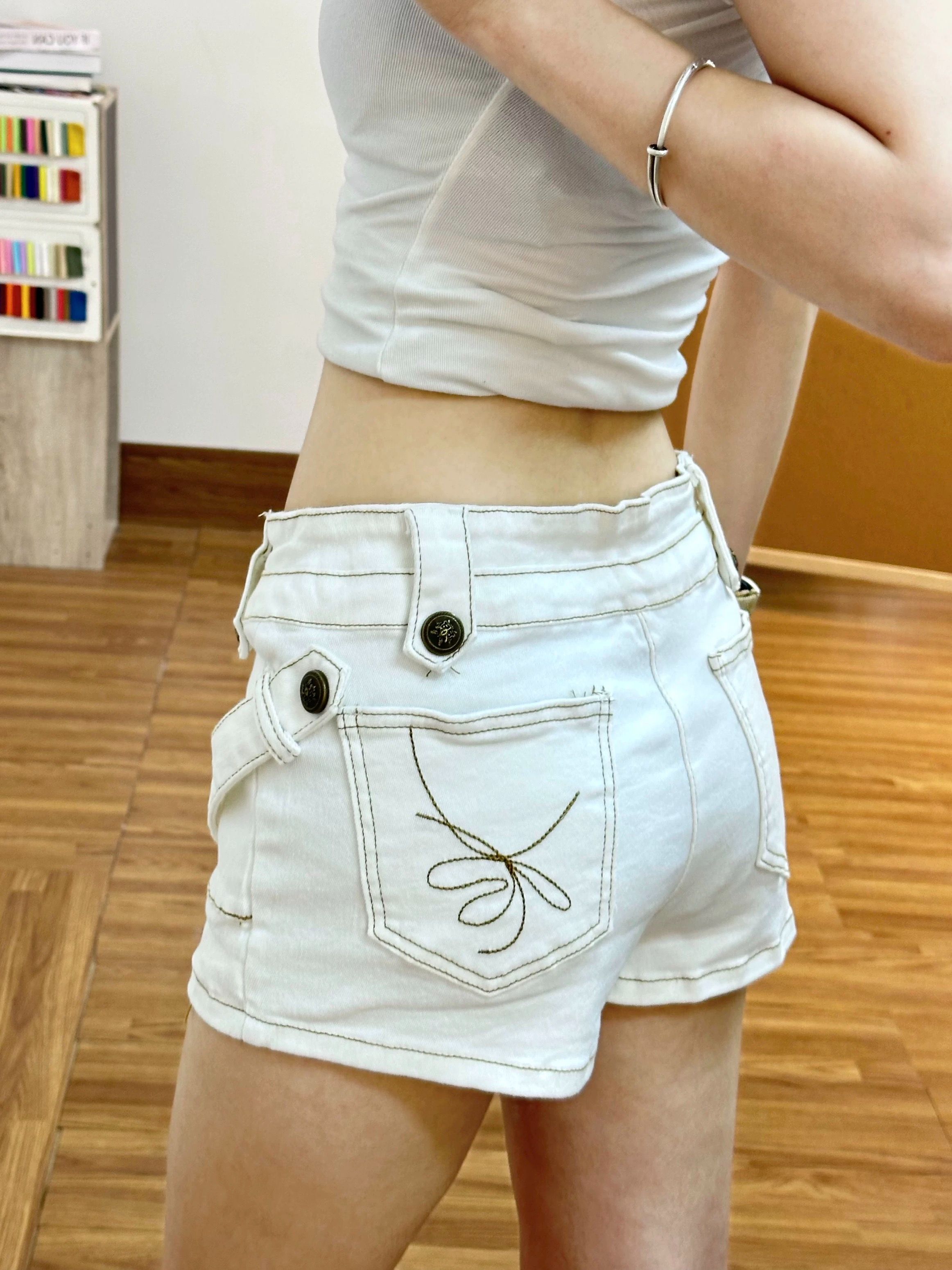 아메리칸 핫걸 화이트 한 마디 워크웨어 타이트 스커트 반바지 여성 여름 디자인 센스 슬림해 보이는 로우 웨이스트 품격 펭 넓적 다리 치마바지