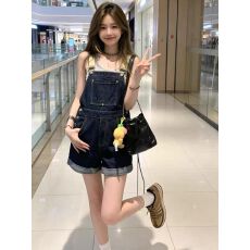 批发美式复古深蓝牛仔背带<b class='q'>短裤</b><b class='q'>女</b>夏季宽松显瘦甜酷减龄百搭直筒连体<b class='q'>裤</b>